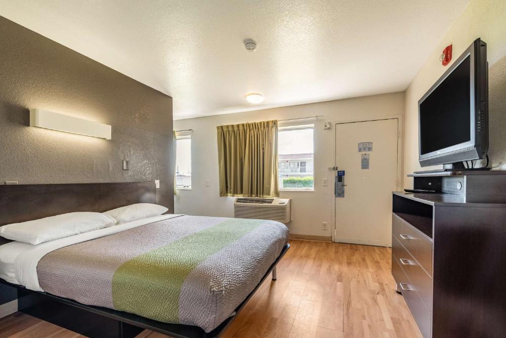 Deluxe Queen Room - Non-Smoking interior